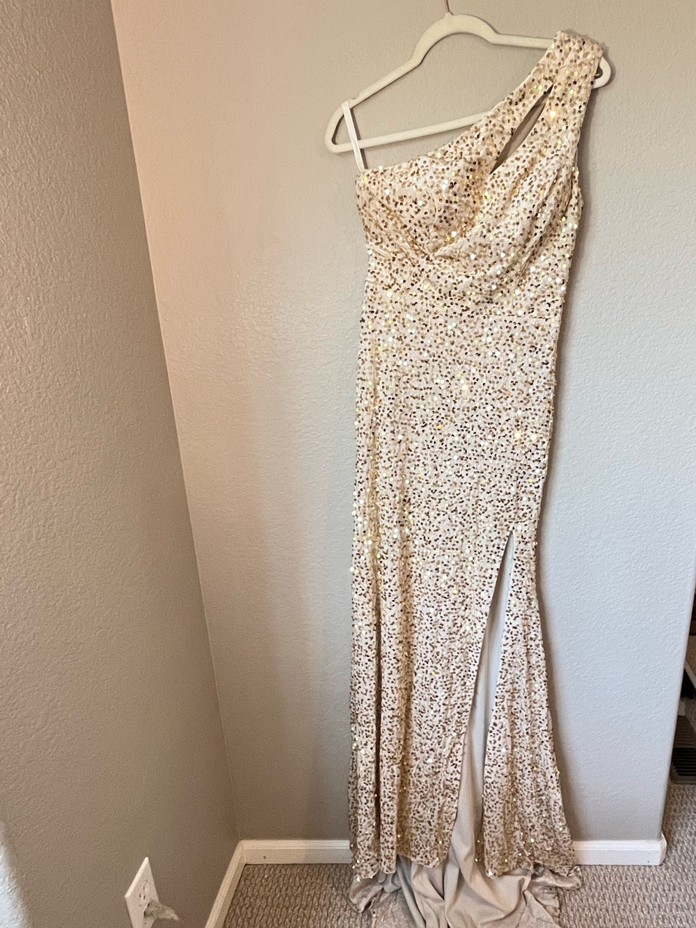 NWOT Gold Sequin Velvet One Shoulder Gown Sz 4 High Slit Train Prom Formal